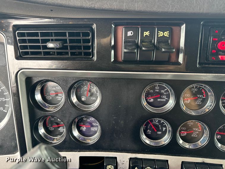 image for item OF9968 2014 Kenworth T660 semi truck