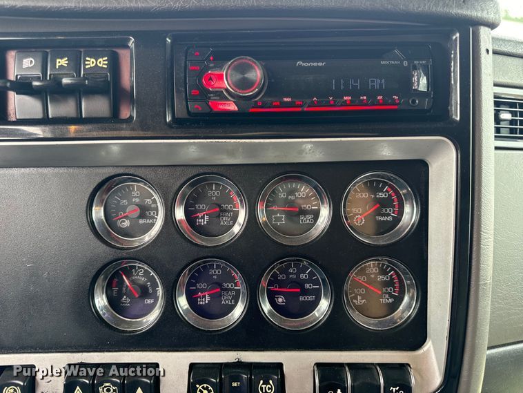 image for item OF9968 2014 Kenworth T660 semi truck