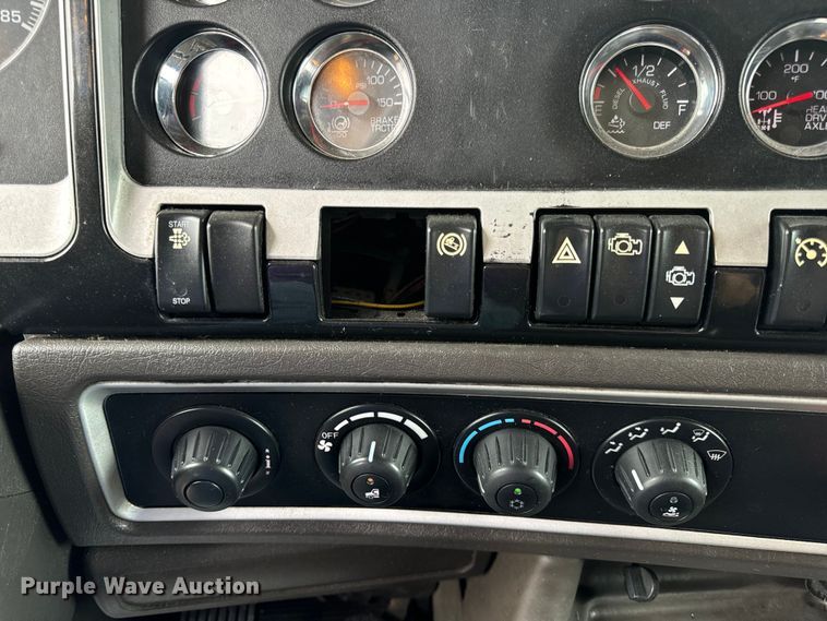 image for item OF9968 2014 Kenworth T660 semi truck