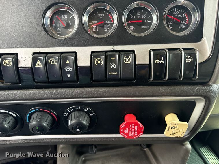 image for item OF9968 2014 Kenworth T660 semi truck