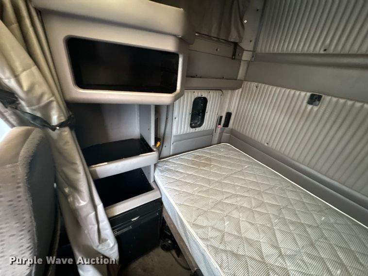 image for item OF9968 2014 Kenworth T660 semi truck