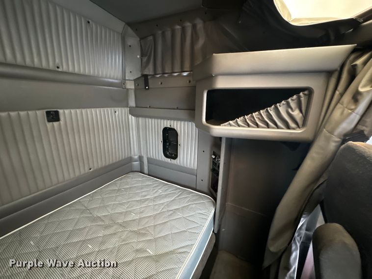 image for item OF9968 2014 Kenworth T660 semi truck