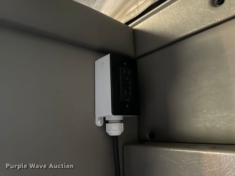 image for item OF9968 2014 Kenworth T660 semi truck