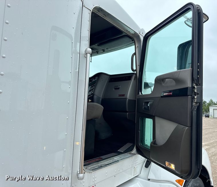 image for item OF9968 2014 Kenworth T660 semi truck