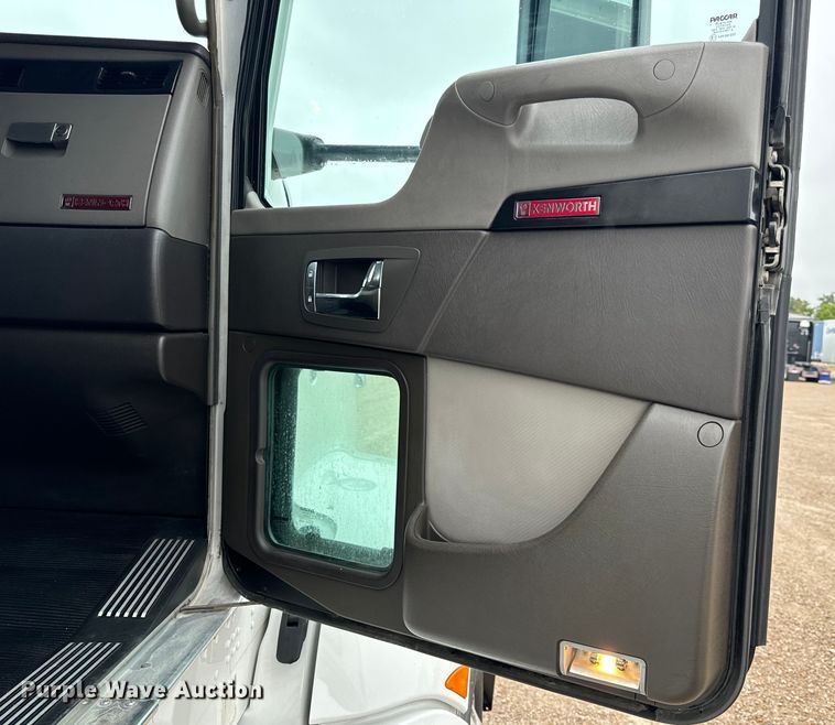 image for item OF9968 2014 Kenworth T660 semi truck