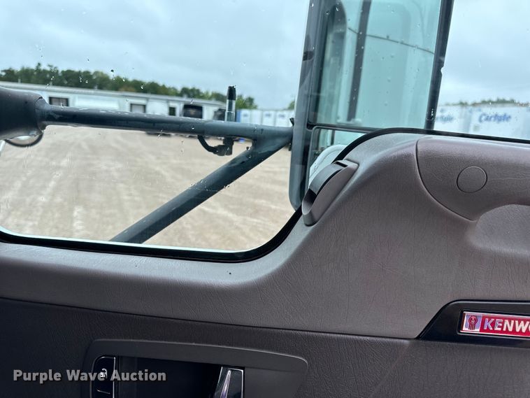 image for item OF9968 2014 Kenworth T660 semi truck