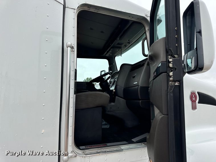 image for item OF9968 2014 Kenworth T660 semi truck