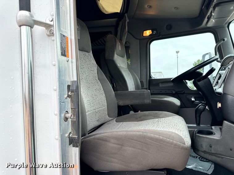image for item OF9968 2014 Kenworth T660 semi truck