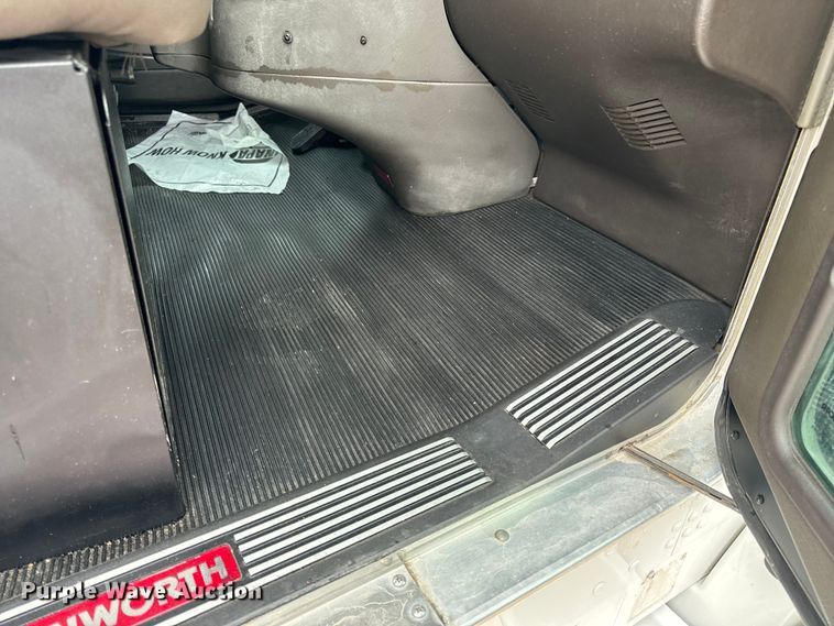 image for item OF9968 2014 Kenworth T660 semi truck