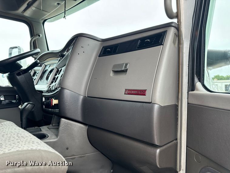 image for item OF9968 2014 Kenworth T660 semi truck