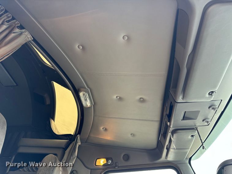 image for item OF9968 2014 Kenworth T660 semi truck