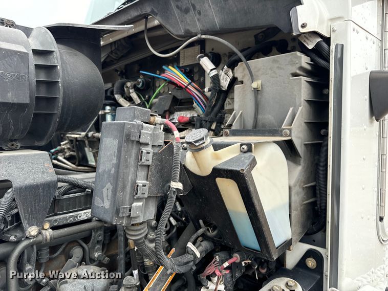 image for item OF9968 2014 Kenworth T660 semi truck