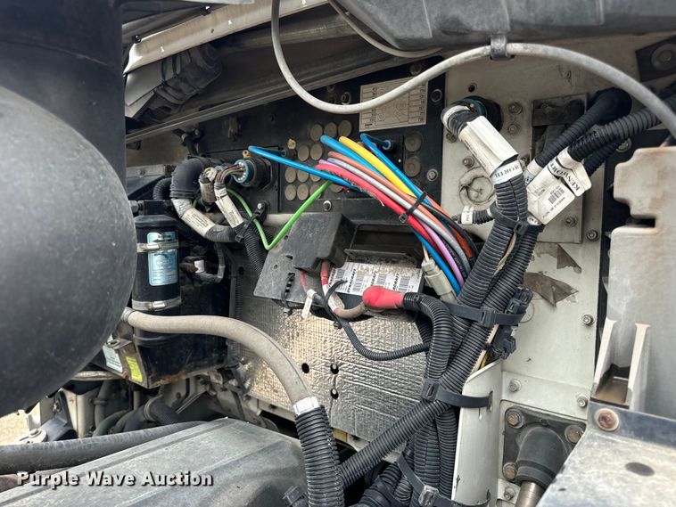 image for item OF9968 2014 Kenworth T660 semi truck