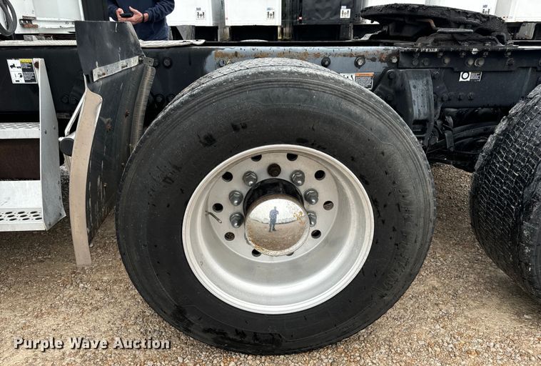 image for item OF9968 2014 Kenworth T660 semi truck