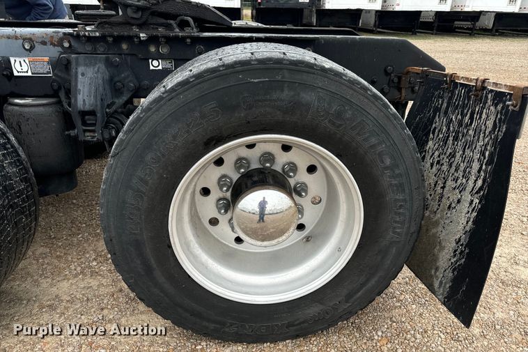 image for item OF9968 2014 Kenworth T660 semi truck