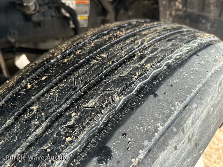 image for item OF9968 2014 Kenworth T660 semi truck