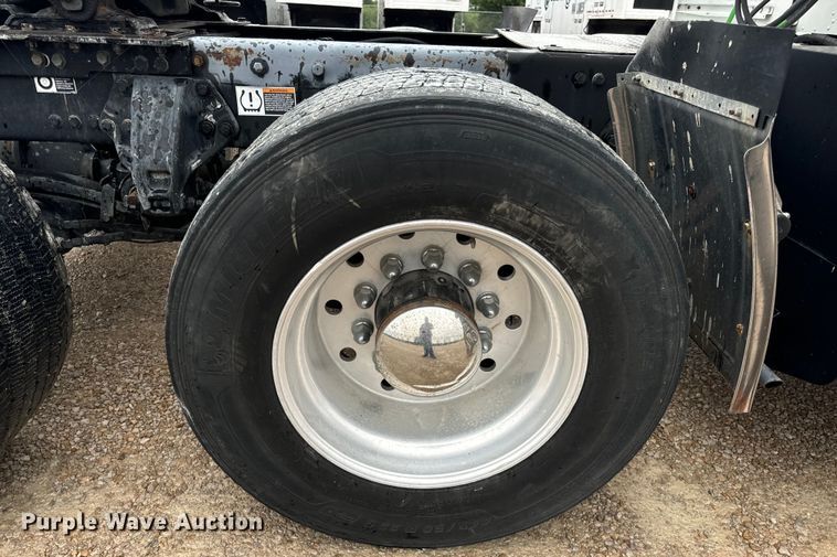 image for item OF9968 2014 Kenworth T660 semi truck