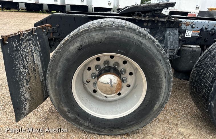 image for item OF9968 2014 Kenworth T660 semi truck