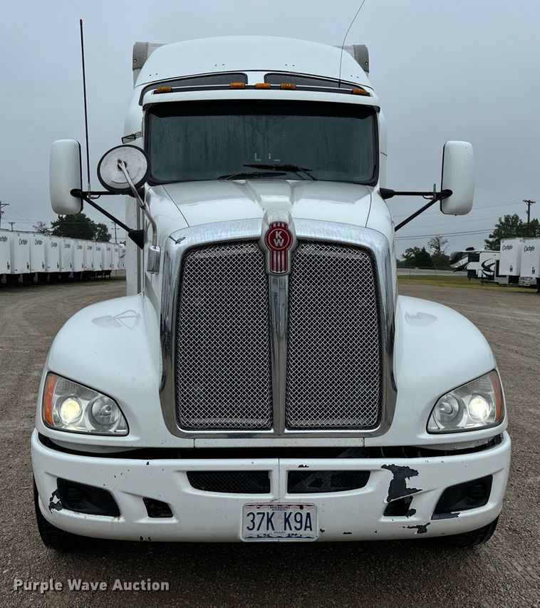 image for item OF9969 2013 Kenworth T660 box truck