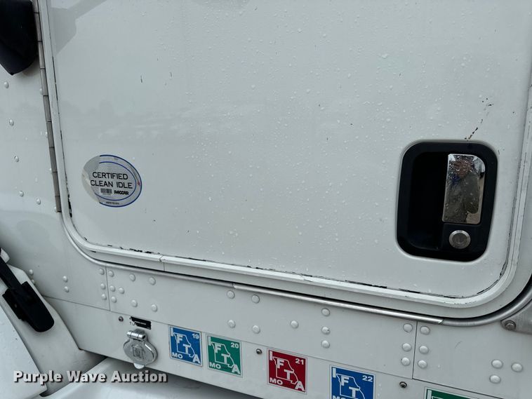 image for item OF9969 2013 Kenworth T660 box truck