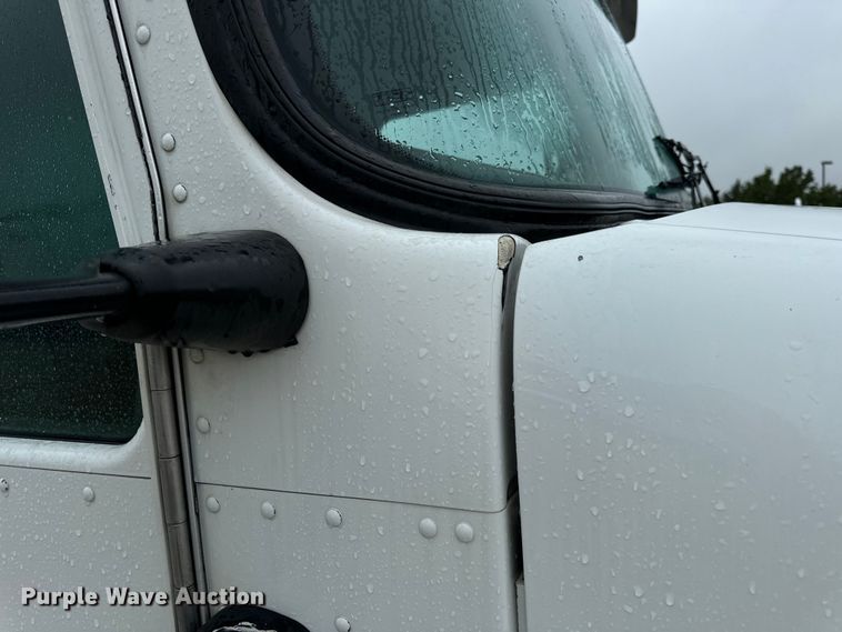 image for item OF9969 2013 Kenworth T660 box truck