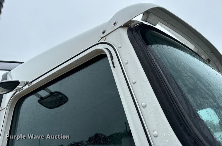 image for item OF9969 2013 Kenworth T660 box truck