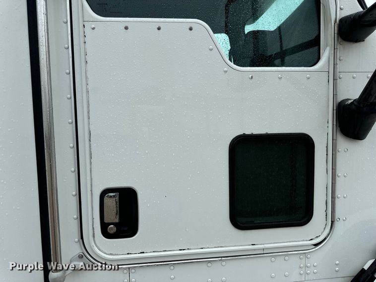 image for item OF9969 2013 Kenworth T660 box truck