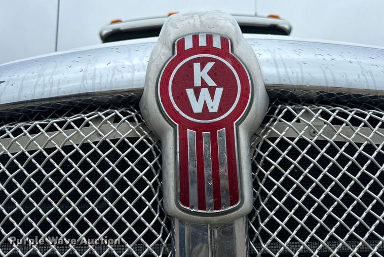 image for item OF9969 2013 Kenworth T660 box truck