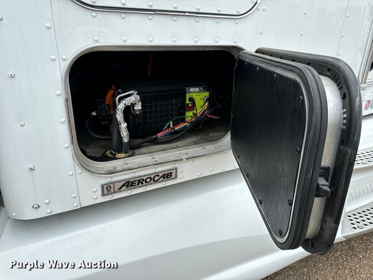 image for item OF9969 2013 Kenworth T660 box truck