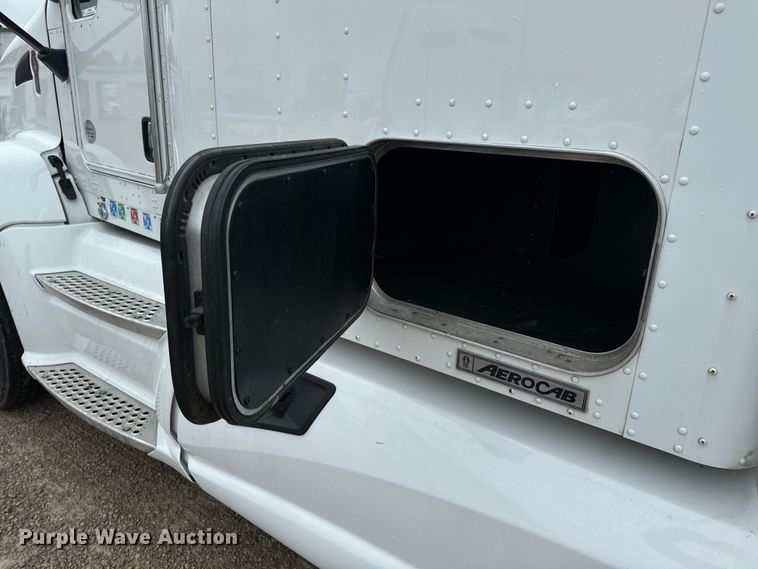 image for item OF9969 2013 Kenworth T660 box truck