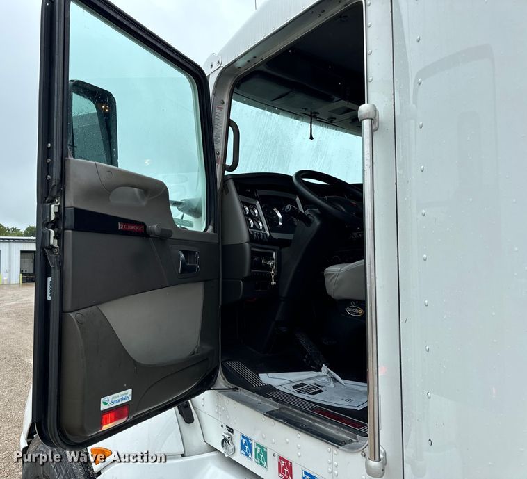 image for item OF9969 2013 Kenworth T660 box truck