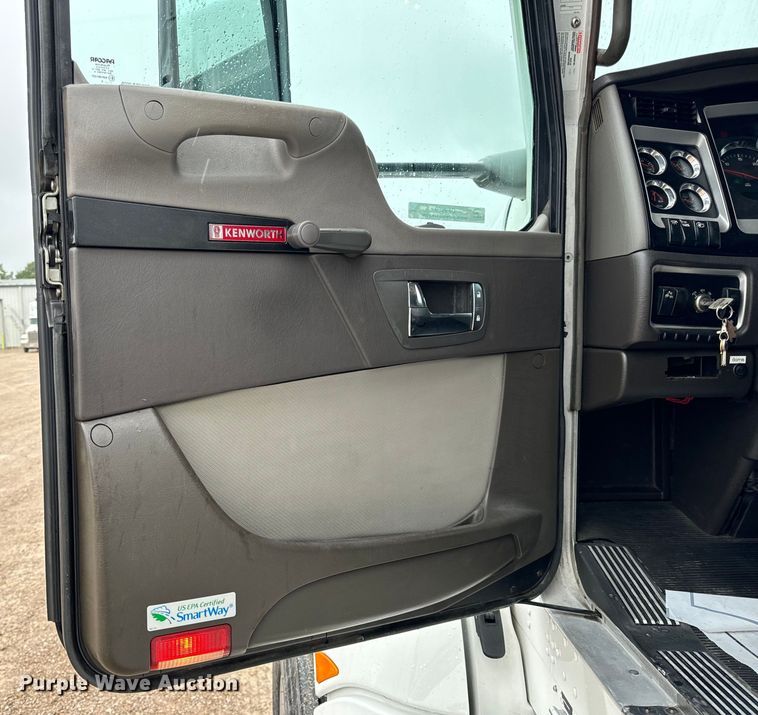 image for item OF9969 2013 Kenworth T660 box truck