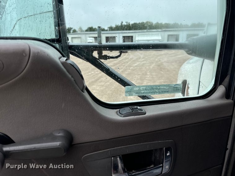 image for item OF9969 2013 Kenworth T660 box truck