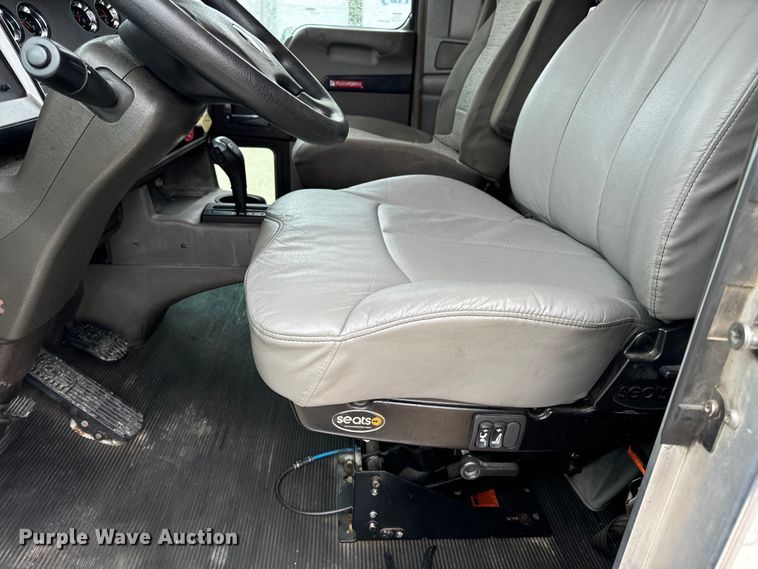 image for item OF9969 2013 Kenworth T660 box truck