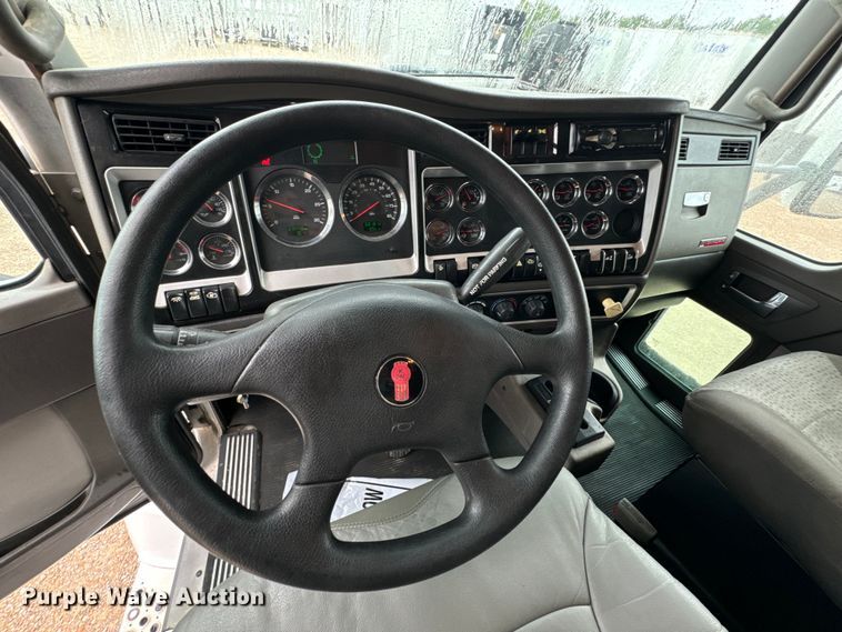 image for item OF9969 2013 Kenworth T660 box truck