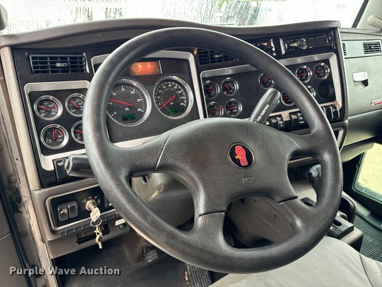 image for item OF9969 2013 Kenworth T660 box truck