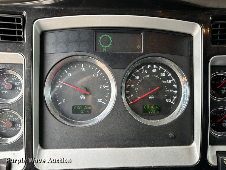 image for item OF9969 2013 Kenworth T660 box truck