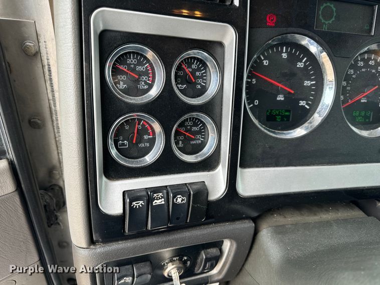 image for item OF9969 2013 Kenworth T660 box truck