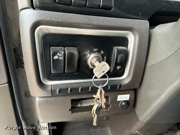 image for item OF9969 2013 Kenworth T660 box truck