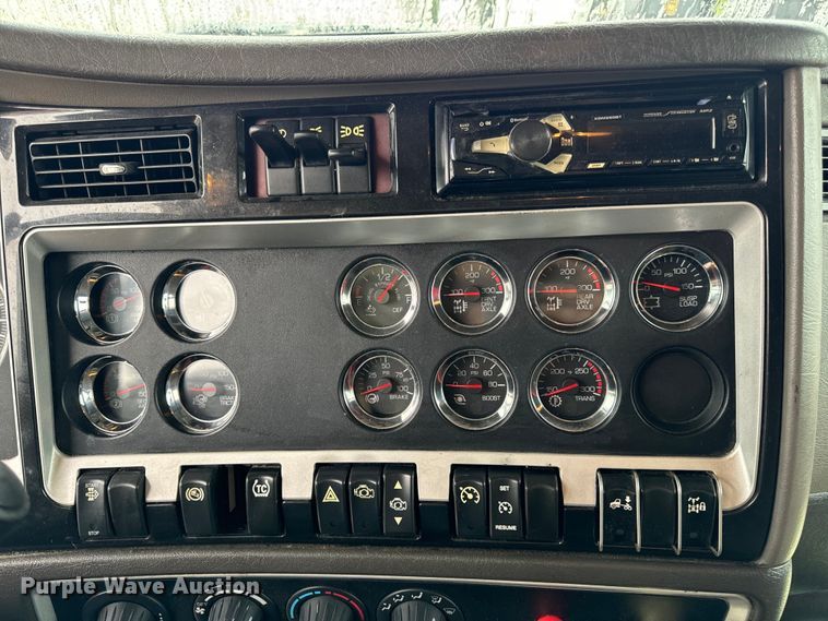 image for item OF9969 2013 Kenworth T660 box truck