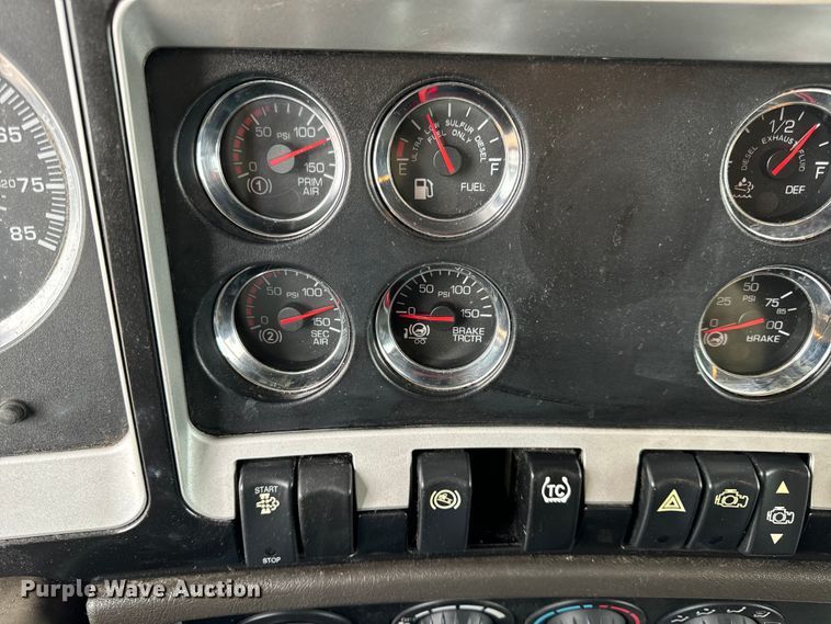 image for item OF9969 2013 Kenworth T660 box truck