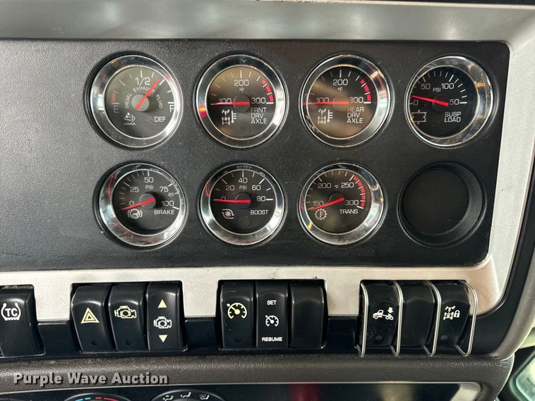 image for item OF9969 2013 Kenworth T660 box truck