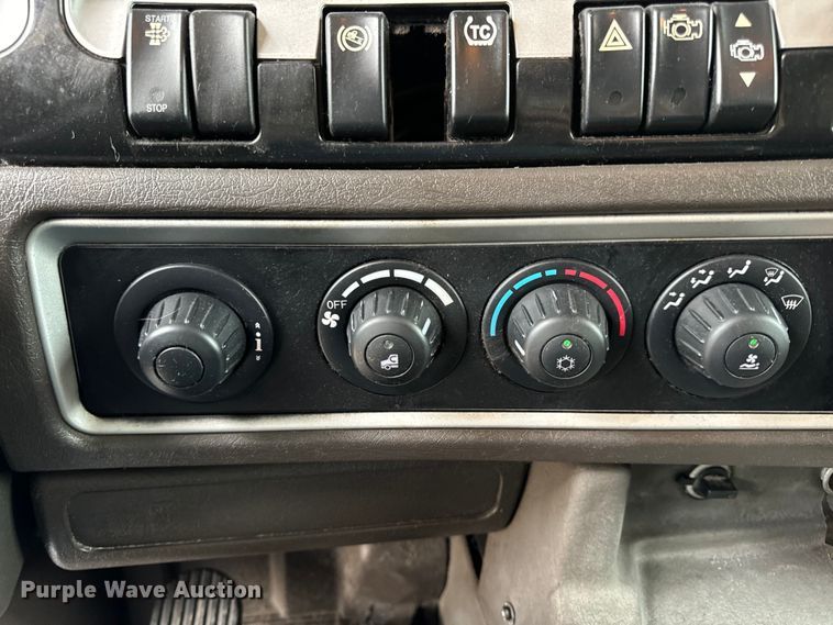 image for item OF9969 2013 Kenworth T660 box truck