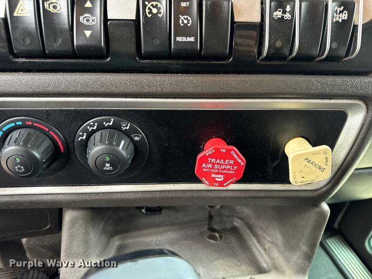 image for item OF9969 2013 Kenworth T660 box truck