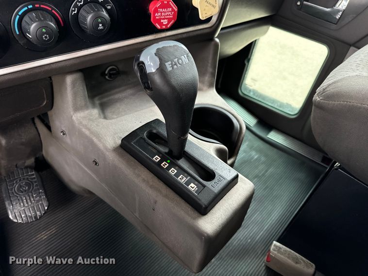 image for item OF9969 2013 Kenworth T660 box truck