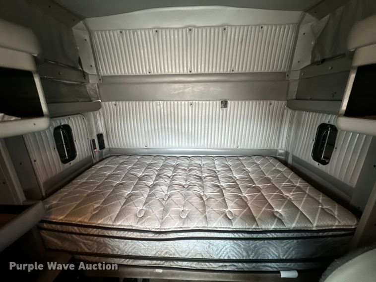 image for item OF9969 2013 Kenworth T660 box truck