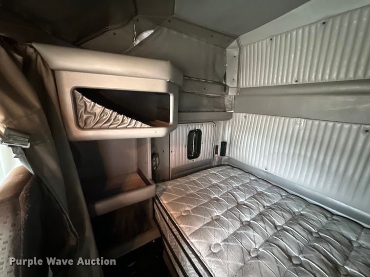 image for item OF9969 2013 Kenworth T660 box truck