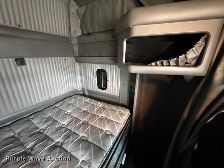 image for item OF9969 2013 Kenworth T660 box truck