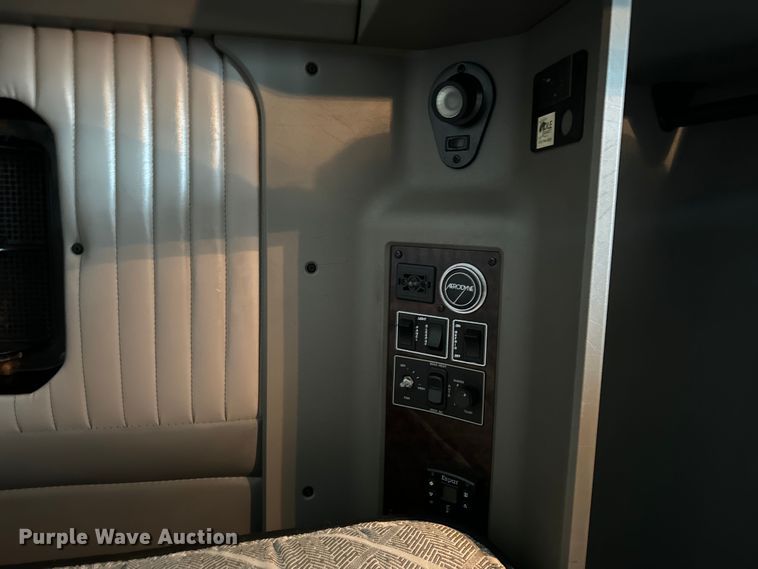 image for item OF9969 2013 Kenworth T660 box truck