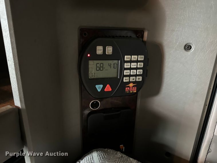 image for item OF9969 2013 Kenworth T660 box truck